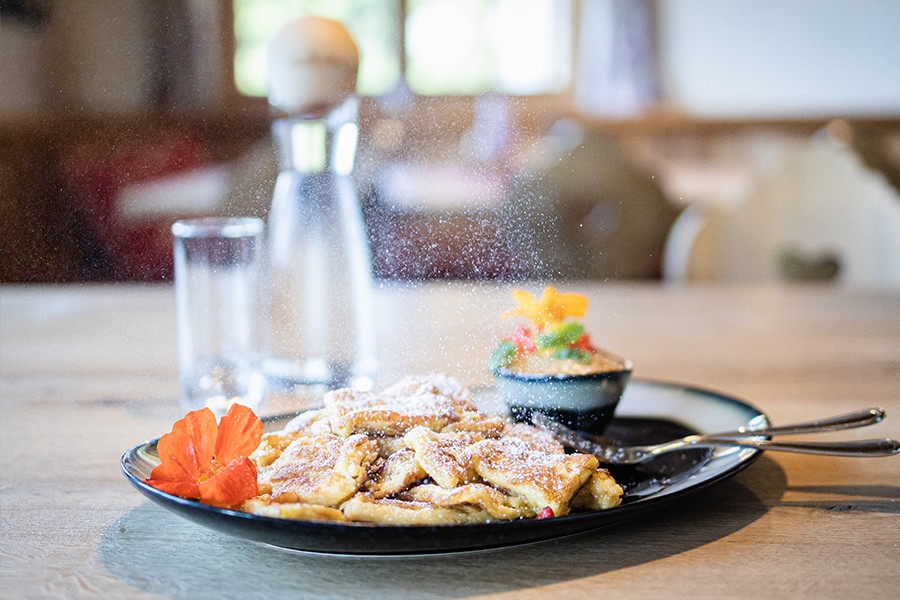 Zu den beliebtesten Gerichten auf einer Alm gehört Sommer wie Winter der Kaiserschmarrn.