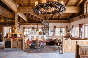 In den geschmackvoll im Tiroler Stil gehaltenen Gasträumen servieren wir Ihnen gerne eine herzhafte Brotzeit mit Speck, Käse usw. Dazu genießen Sie ein Glas frischer Bergbauernmilch.